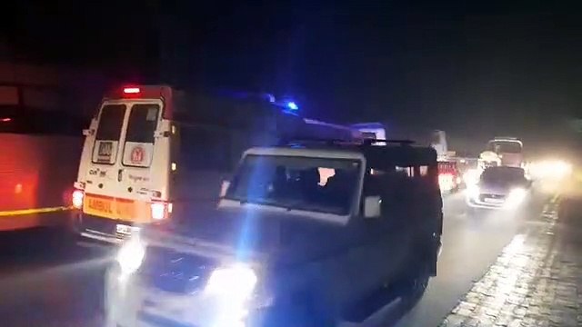 भारत कुंड स्थित टोल प्लाजा पर दिख रहा लंबा जाम जाम में फंसी एंबुलेंस की भी गाड़ियां