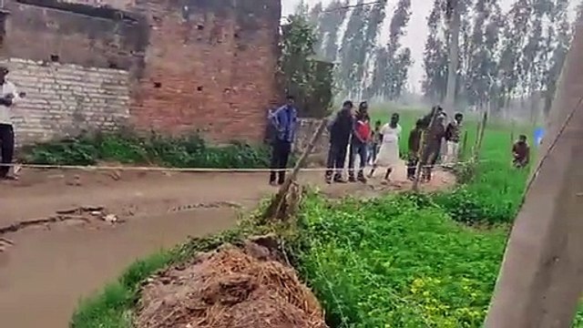 कीचड़ युक्त सड़क पर बने गड्ढे में राहगीर गिरने को मजबूर नगर पंचायत कार्यवाही हेतु बना अपंग