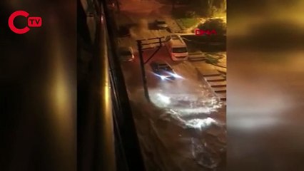 İzmir'de dere taştı, evleri su bastı