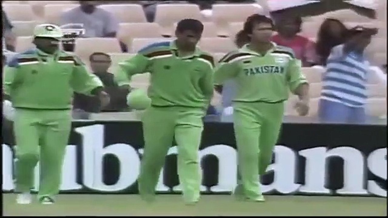 Kapil Dev SUPER ENTERTAINING 36 OFF 25 BALLS vs Pakistan -SCG WC 1992