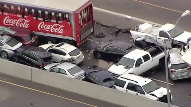 El hielo podría estar detrás del choque en cadena de 130 vehículos en Texas