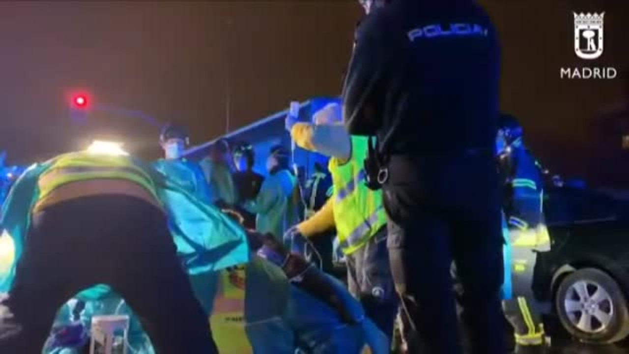 Muere un hombre al chocar su vehículo contra un autobús en Madrid
