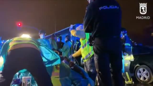 Muere un hombre al chocar su vehículo contra un autobús en Madrid