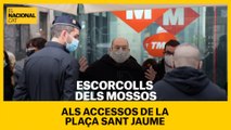 Escorcolls dels mossos als accessos de la plaça Sant Jaume, per la contramanifestació de Jusapol