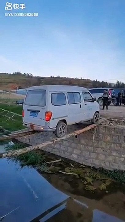 Condutor de carrinha atravessa por cima de riacho usando apenas 2 troncos