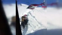 Ambulans helikopter pilotu, hastayı almak için kar üzerine indi