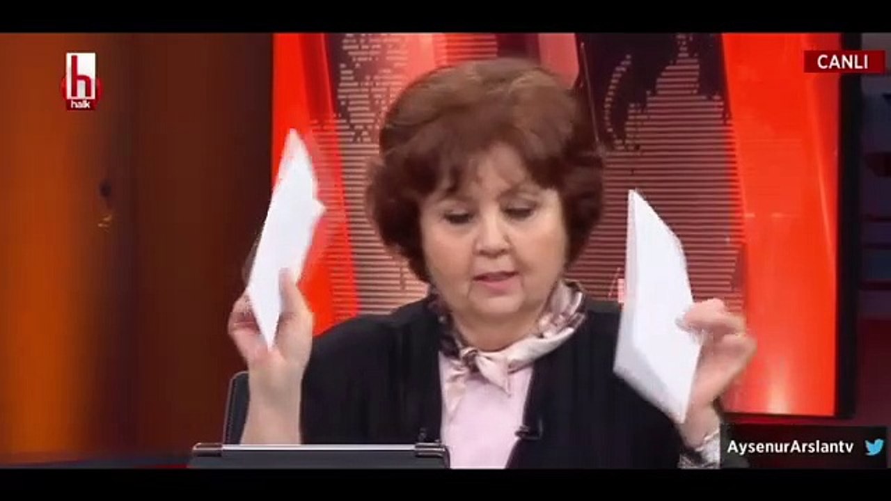 Ayşenur Arslan kendisine gelen tebligatları canlı yayında okudu: İki ayrı soruşturmada şüpheliyim