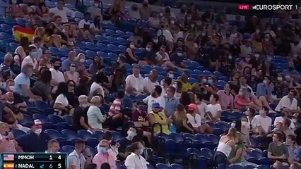 Una aficionada hace una peineta a Nadal en pleno partido