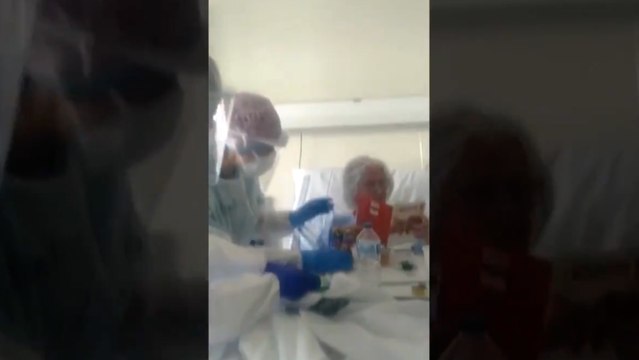Hospital La Fe felicita a Francisca, de 92 años, tras superar el virus