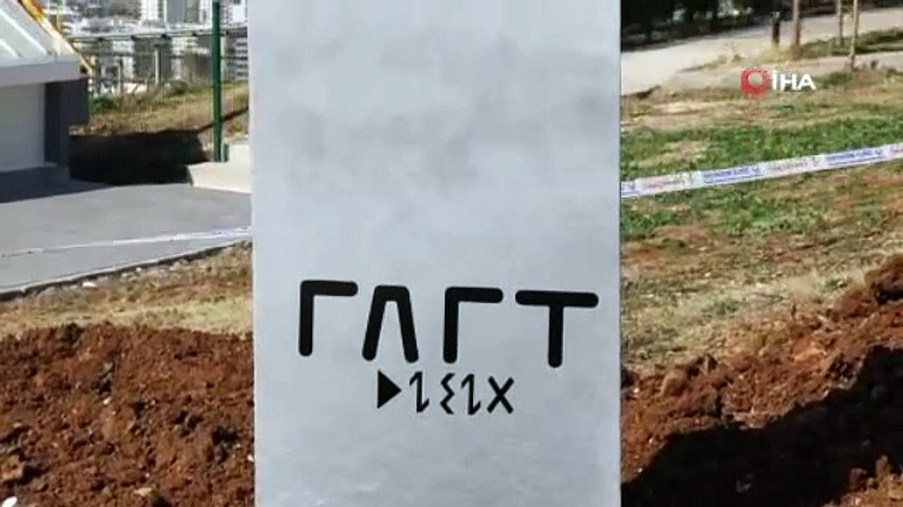 'Gökyüzüne bak ayı gör' yazılı monolitin bir benzeri de parka yerleştirildi