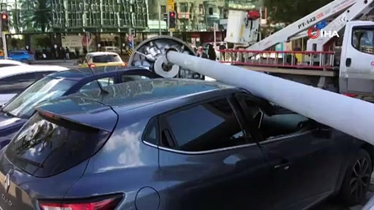 İzmir’de faciadan dönüldü: Dev aydınlatma direğ...