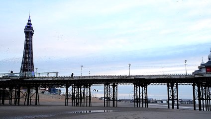 Starlings produce stunning dance at sunset on Blackpool beach
