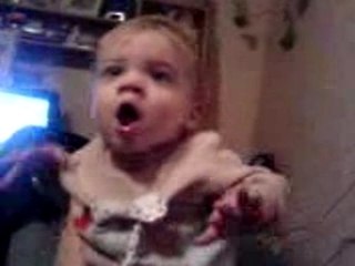 Bébé qui s'enerve pour avoir un portable