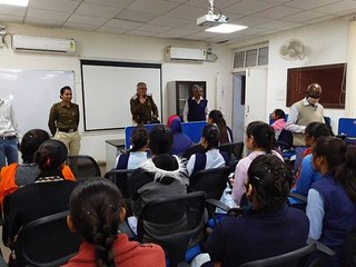 टीआई ने छात्राओं को कानून की जानकारी दी, बोले हम आपकी मदद के लिए तैयार
