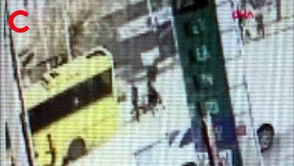 Taksiyle çarpışan özel halk otobüsü büfeye daldı: 1 ölü, 9 yaralı