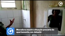 Moradora mostra situação precária do apartamento, em Jabaeté