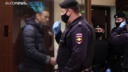 Alexey Navalny de volta à "gaiola" dos réus em Moscovo