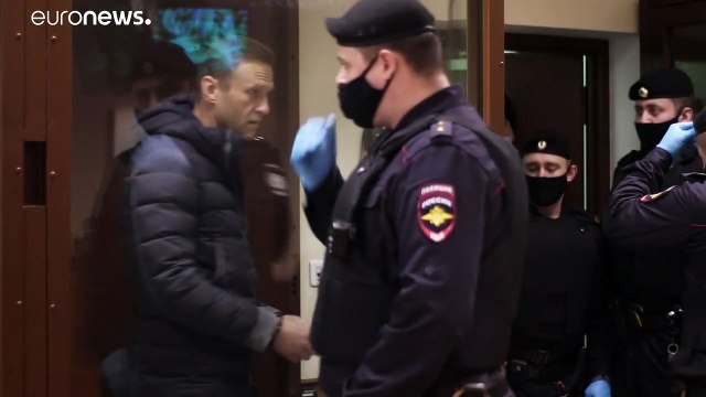 Alexey Navalny de volta à gaiola dos réus em Moscovo