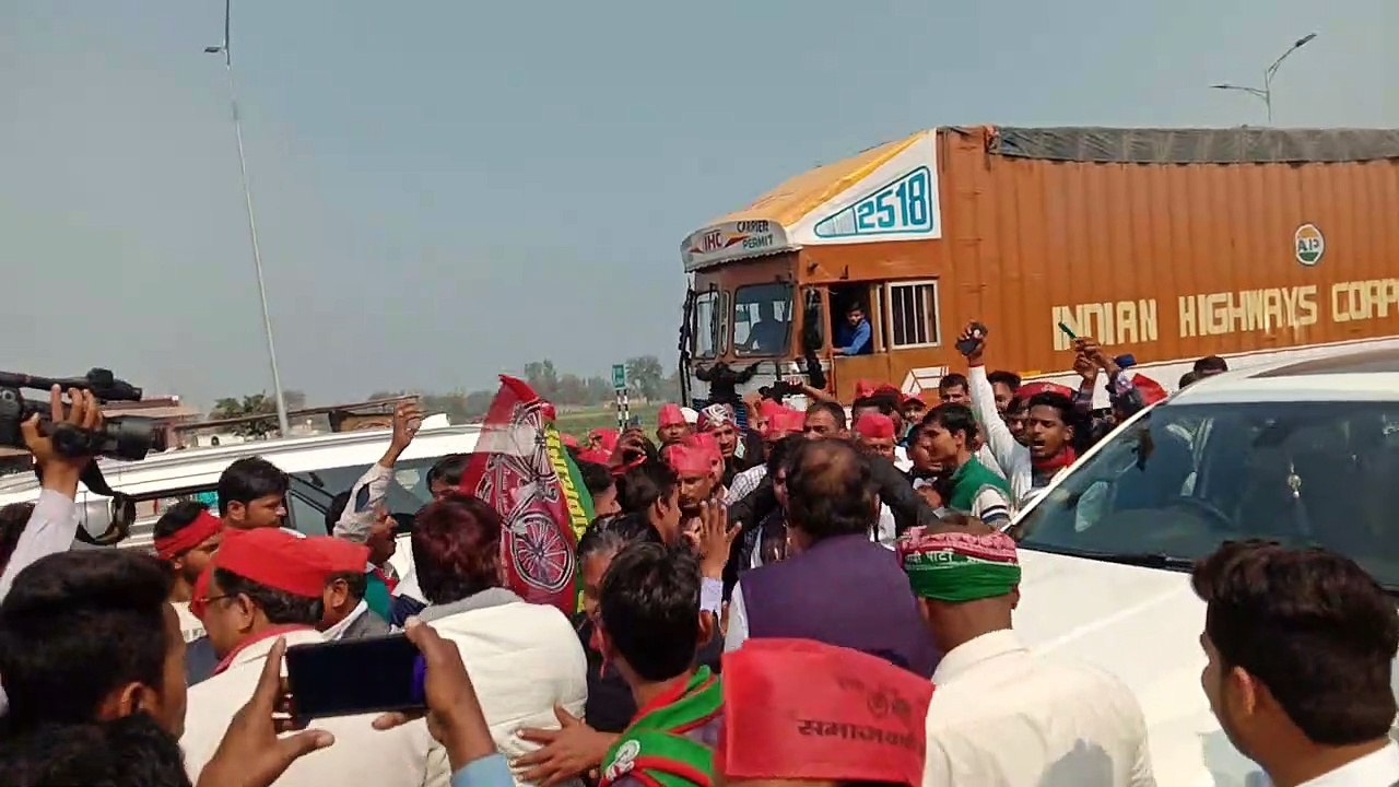 सुरेश चंद्र मौर्या सपा मैनपुरी पूर्व सांसद तेजप्रताप यादव को भीटी माला पहनाकर जोरदार स्वागत किया