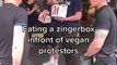 'Tiktokers' se burlan de activistas veganos y comen hamburguesas de pollo frente de ellos