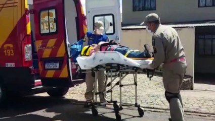 Homem sofre queda de telhado e é socorrido pelos Bombeiros no Bairro Neva