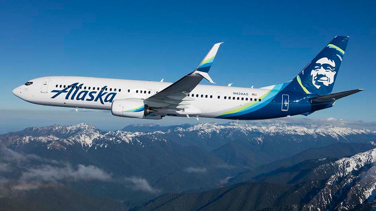 Need a Last-Minute Valentine's Day Gift? Alaska Airlines Flights Are 30% Off This Weekend