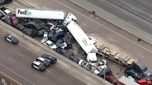 Accidente masivo en autopista de Texas, EE.UU., deja al menos cinco muertos y 36 heridos
