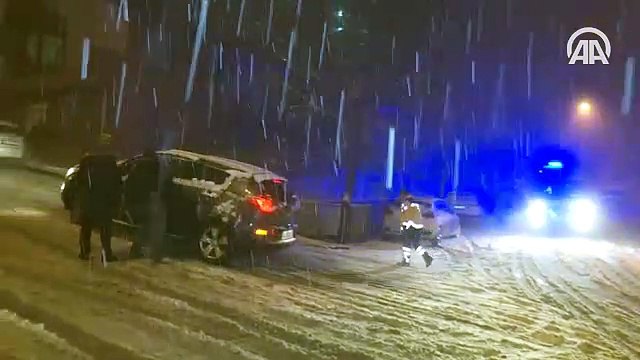 Ankara'da kar yağışı nedeniyle sürücüler zor anlar yaşadı