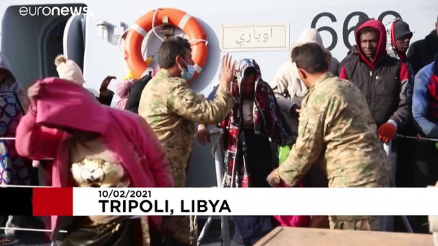 شاهد: إنقاذ 240 مهاجرا غير شرعي من الغرق قبالة سواحل ليبيا