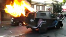 Furgón de Carabineros fue incendiado por manifestantes en el centro de Santiago