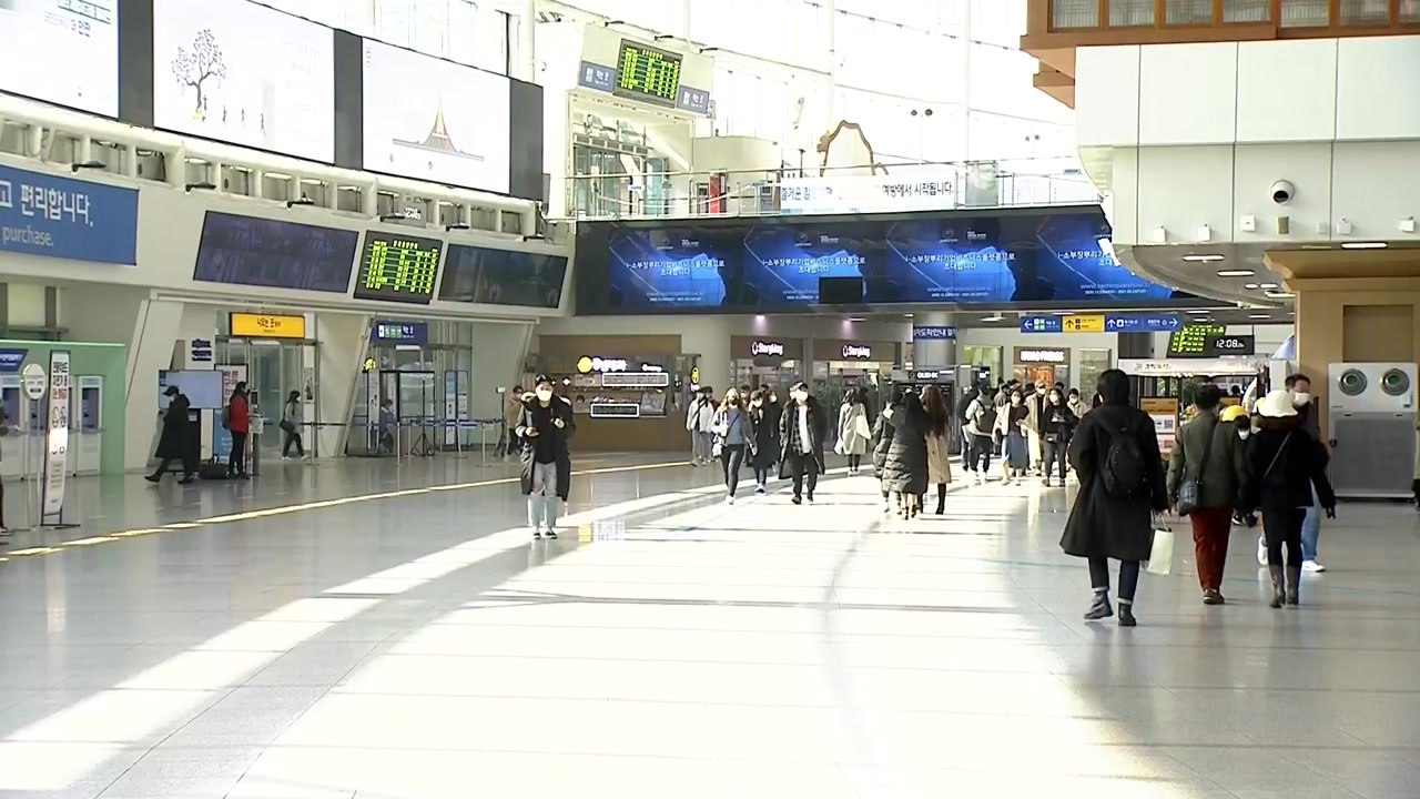 설 연휴 사흘째 한산한 서울역...아쉬움 안고 귀경 행렬 / YTN