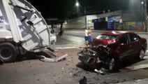 Acidente envolvendo carro e caminhão coletor de lixo é registrado na Av. Carlos Gomes