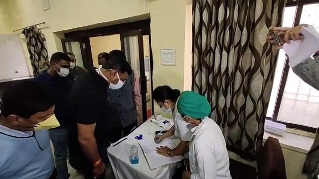 कलेक्टर मनीष सिंह ने लगवाया कोरोना वैक्सीन