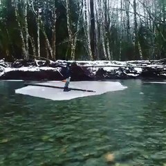Un pêcheur debout sur un mini iceberg descend la rivière... vive le canada