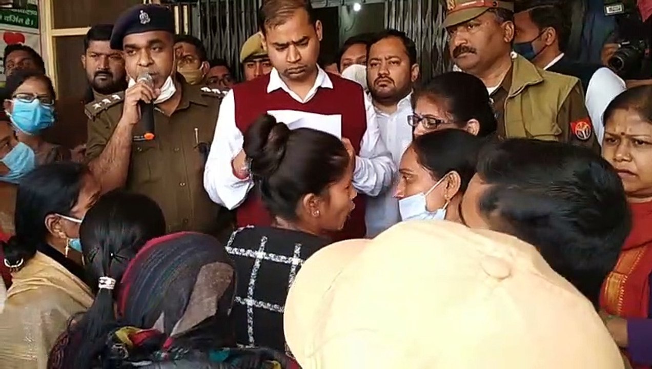 काउंसलिंग के दौरान विद्यालय ना खोलें जाने के विरोध में शिक्षकों ने बीएसए कार्यालय पर जमकर काटा हंगामा