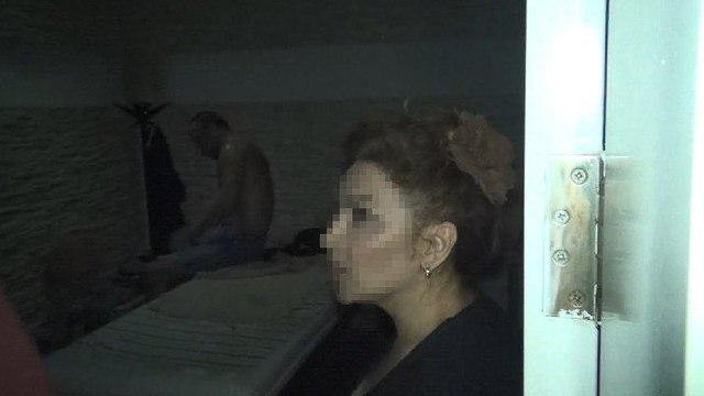 Esenyurt’ta corona virüse rağmen açık olan masaj salonuna baskın