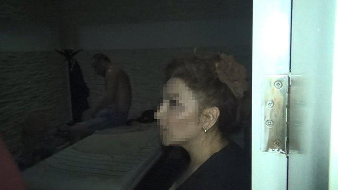 Esenyurt’ta corona virüse rağmen açık olan masaj salonuna baskın