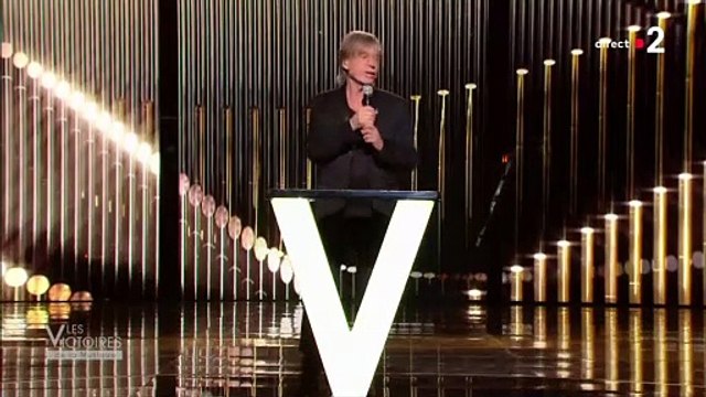Victoires de la musique - Jean-Louis Aubert dénonce avec ironie, sur scène, l'absence de la Ministre Roselyne Bachelot à l'ouverture de la cérémonie hier soir