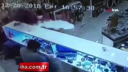 Cep telefonu bataryası bomba gibi patladı