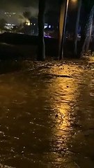 El fuerte oleaje golpea causa desperfectos en el paseo Francisco Andrade Fumero, en Arona