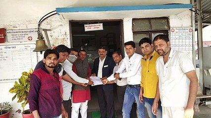 ट्रेनों की स्टापेज को लेकर सौंपा  ज्ञापन, स्टापेज बंद होने से यात्री परेशान