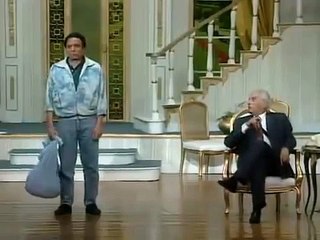 اما انت في الزباله كنتما مصطفي متولي وشه انفجر من الضحك من ايفيهات الزعيم عليه و مكملش المسرحيه