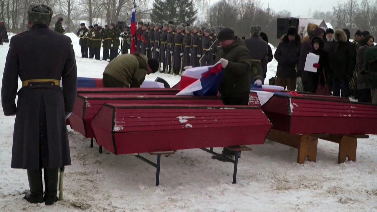 Rusia y Francia entierran juntos los restos de 120 soldados caídos en la famosa batalla de Viazma