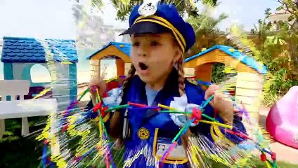 Diana y Roma Juegan a la Policía