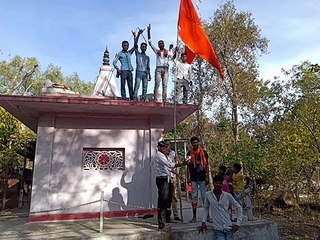 हिंदू युवा संगठन ने सफाई अभियान चला चढ़ाई धर्मध्वजा