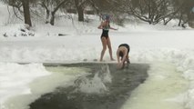 Un equipo de natación ruso entrena en las aguas congeladas del río Moscova