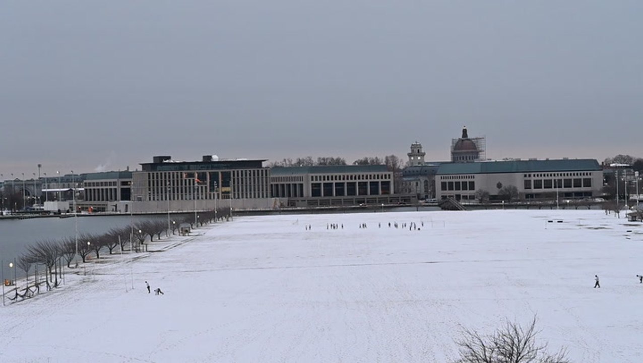Midshipmen practice in the snow