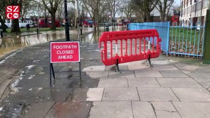 Tải video: Londra’da su borusu patladı, sokaklar göle döndü