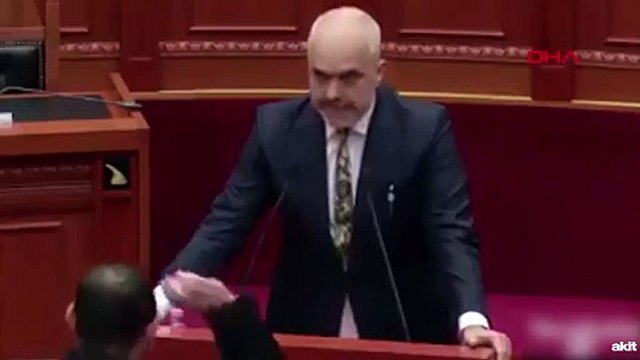 Arnavutluk Başbakanı'na yumurtalı saldırı düzenlendi