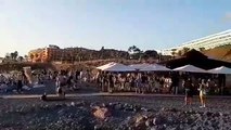 La policía de Adeje no da abasto: gente bailando en chiringuitos y botellón en la playa